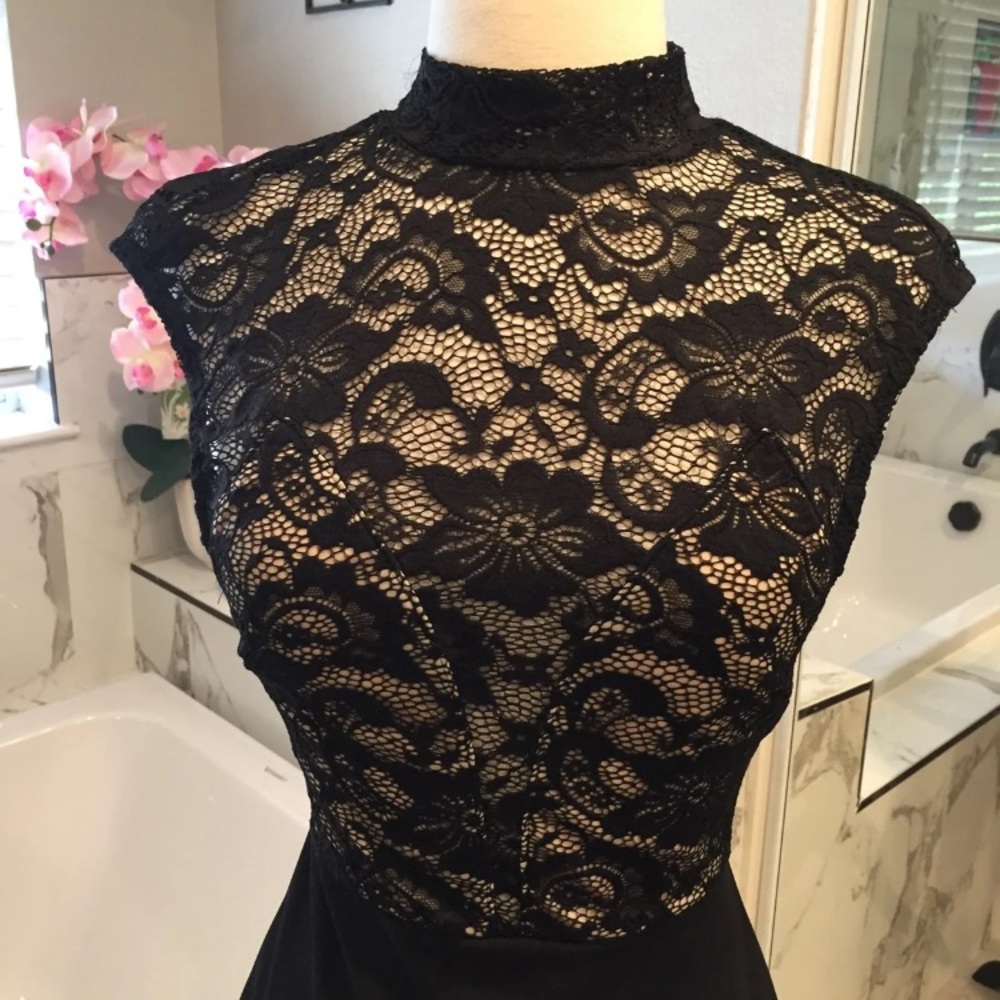 Black sleeveless lace dress